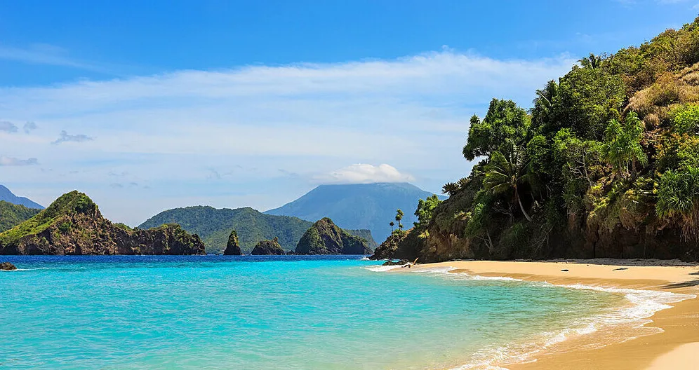 Sandy beach and turquoise water on Mahoro Island